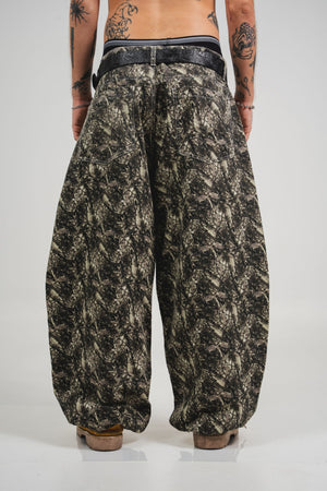 Timber Jean CHILL barrel unisex — 100% algodón con estampado woodland abstracto y logo CHILL en rosado, denim streetwear hecho en Colombia
