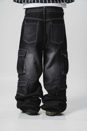 Twisted Cargo Jean CHILL negro washed baggy — denim con bolsillos cargo dobles y costuras blancas contraste, streetwear hecho en Colombia