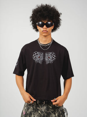 Camiseta Crimson Eyes CHILL oversize negra — algodón peruano 250gr con bestia tribal gris y ojos carmesí en serigrafía de espalda a manga, streetwear hecho en Colombia (