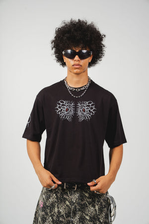Camiseta Crimson Eyes CHILL oversize negra — algodón peruano 250gr con bestia tribal gris y ojos carmesí en serigrafía de espalda a manga, streetwear hecho en Colombia (