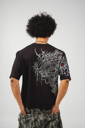 Camiseta Crimson Eyes CHILL oversize negra — algodón peruano 250gr con bestia tribal gris y ojos carmesí en serigrafía de espalda a manga, streetwear hecho en Colombia (