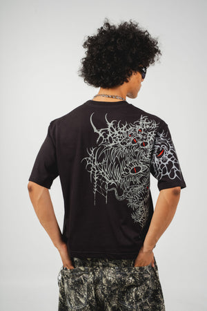 Camiseta Crimson Eyes CHILL oversize negra — algodón peruano 250gr con bestia tribal gris y ojos carmesí en serigrafía de espalda a manga, streetwear hecho en Colombia (