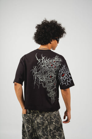 Camiseta Crimson Eyes CHILL oversize negra — algodón peruano 250gr con bestia tribal gris y ojos carmesí en serigrafía de espalda a manga, streetwear hecho en Colombia (