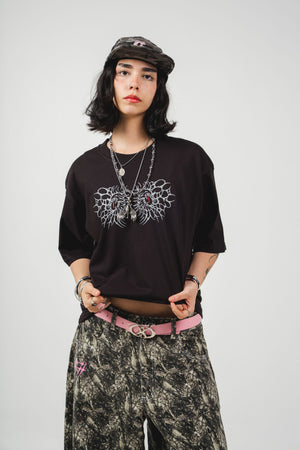 Camiseta Crimson Eyes CHILL oversize negra — algodón peruano 250gr con bestia tribal gris y ojos carmesí en serigrafía de espalda a manga, streetwear hecho en Colombia (
