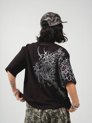 Camiseta Crimson Eyes CHILL oversize negra — algodón peruano 250gr con bestia tribal gris y ojos carmesí en serigrafía de espalda a manga, streetwear hecho en Colombia (