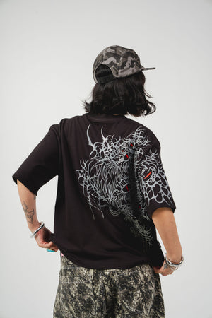 Camiseta Crimson Eyes CHILL oversize negra — algodón peruano 250gr con bestia tribal gris y ojos carmesí en serigrafía de espalda a manga, streetwear hecho en Colombia (