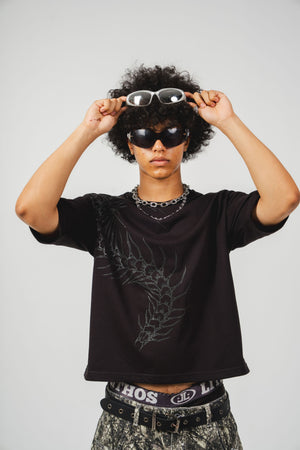 Camiseta Scolopendra CHILL oversize negra — algodón peruano 250gr con ciempiés y spider lilies rojas en serigrafía en espalda y pecho, streetwear hecho en Colombia