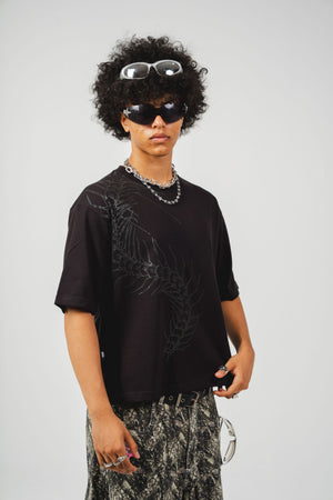 Camiseta Scolopendra CHILL oversize negra — algodón peruano 250gr con ciempiés y spider lilies rojas en serigrafía en espalda y pecho, streetwear hecho en Colombia