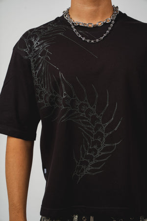 Camiseta Scolopendra CHILL oversize negra — algodón peruano 250gr con ciempiés y spider lilies rojas en serigrafía en espalda y pecho, streetwear hecho en Colombia
