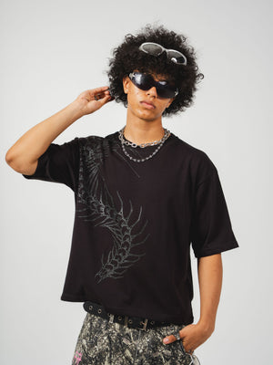 Camiseta Scolopendra CHILL oversize negra — algodón peruano 250gr con ciempiés y spider lilies rojas en serigrafía en espalda y pecho, streetwear hecho en Colombia