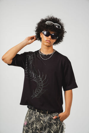 Camiseta Scolopendra CHILL oversize negra — algodón peruano 250gr con ciempiés y spider lilies rojas en serigrafía en espalda y pecho, streetwear hecho en Colombia