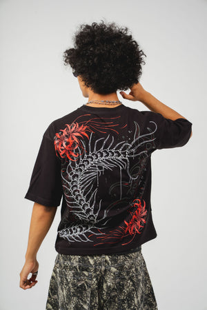 Camiseta Scolopendra CHILL oversize negra — algodón peruano 250gr con ciempiés y spider lilies rojas en serigrafía en espalda y pecho, streetwear hecho en Colombia