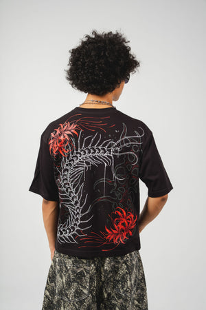 Camiseta Scolopendra CHILL oversize negra — algodón peruano 250gr con ciempiés y spider lilies rojas en serigrafía en espalda y pecho, streetwear hecho en Colombia