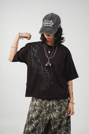 Camiseta Scolopendra CHILL oversize negra — algodón peruano 250gr con ciempiés y spider lilies rojas en serigrafía en espalda y pecho, streetwear hecho en Colombia
