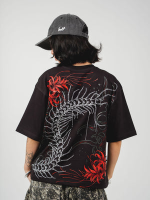Camiseta Scolopendra CHILL oversize negra — algodón peruano 250gr con ciempiés y spider lilies rojas en serigrafía en espalda y pecho, streetwear hecho en Colombia