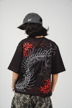 Camiseta Scolopendra CHILL oversize negra — algodón peruano 250gr con ciempiés y spider lilies rojas en serigrafía en espalda y pecho, streetwear hecho en Colombia